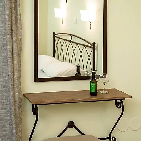 Konstantinos & 2 Apart Otel 3*